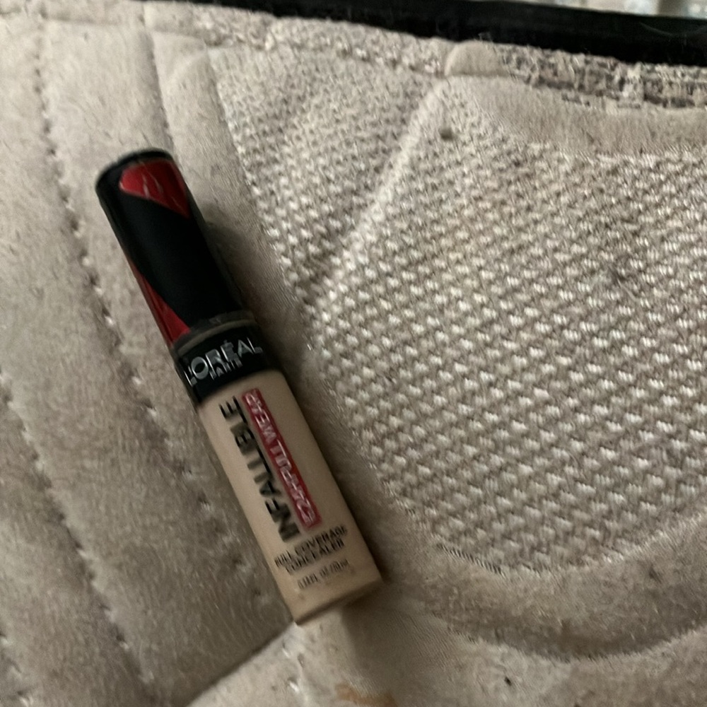 Concealer - Picture 2 of 3